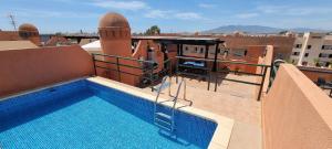 Bazén v ubytovaní Homes of Spain, Apartamentos Paraíso, Ed Palmerston, Atico B a pie de Playa, piscina privada en solárium, WI-FI alebo v jeho blízkosti