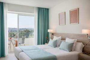 Кровать или кровати в номере Aparthotel Marina Drach
