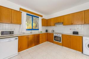Kuchyň nebo kuchyňský kout v ubytování Villa Akti by Villa Plus