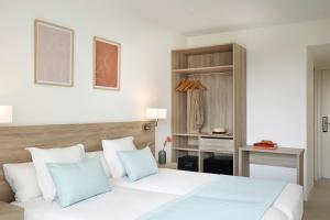 Кровать или кровати в номере Aparthotel Marina Drach