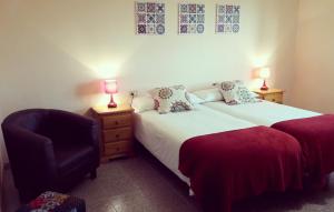 1 dormitorio con 2 camas, 1 silla y 2 lámparas en Sea and Mountain View Apartment, en Los Llanos de Aridane