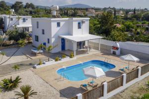 una imagen de una villa con piscina en Villa Alexelio by Villa Plus, en Argaka