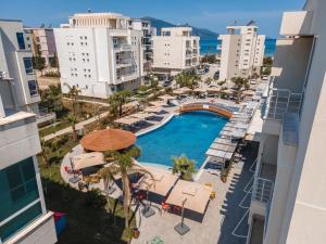 オリクムにあるLedina Hotelのリゾートのプールの空からの景色を望めます。