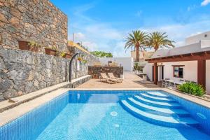 een villa met een zwembad en een huis bij Casa Flora in Villaverde