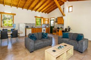 ein Wohnzimmer mit 2 Sofas und einer Küche in der Unterkunft Villa Clymentas by Villa Plus in Polis Chrysochous