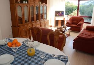 ein Wohnzimmer mit einem Tisch mit Orangen darauf in der Unterkunft Raxó con piscina en la urbanización in Raxo