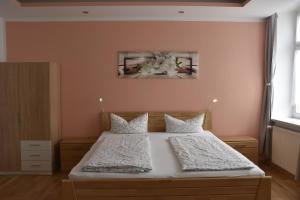 Postel nebo postele na pokoji v ubytování Hotel Garni Am Klostermarkt