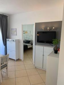 Kuchyňa alebo kuchynka v ubytovaní Appartamento confortevole con piscina 7