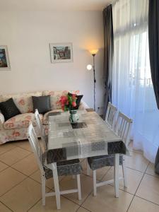 Posedenie v ubytovaní Appartamento confortevole con piscina 7