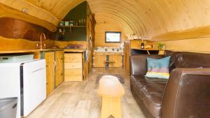 una cocina y sala de estar en una casa pequeña en Beautiful 1 bed Glamping pod in Battle en Battle