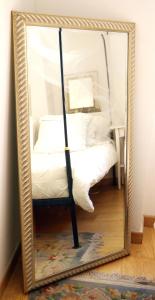 espejo con cama en un dormitorio en Romantic gemstone in Pigna, en Pigna