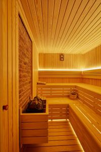 una sauna de madera vacía con una pared de ladrillo en THE HUBİ HOTEL en Estambul