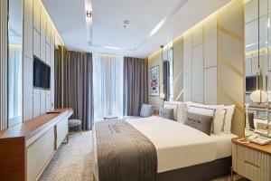 Una cama o camas en una habitación de THE HUBİ HOTEL 91 fotos más
