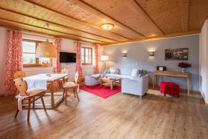 ein Wohnzimmer mit einem Tisch und einem Sofa in der Unterkunft Landhaus Berktold in Oberstdorf