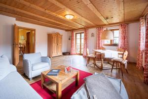una sala de estar con un sofá y una mesa en Landhaus Berktold, en Oberstdorf