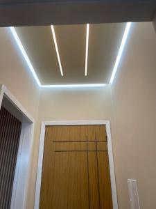 a ceiling with a wooden door in a room at Apartamento Praia do Forte, Cabo Frio, Frente mar in Cabo Frio