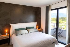Posteľ alebo postele v izbe v ubytovaní Domaine d'Arca Porto Vecchio - Piscine - Tennis - 6 personnes "Hugo 9"