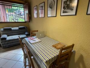 a room with a table with a laptop on it at Estudio 2-4 personas en Vielha-Baqueira in Vielha