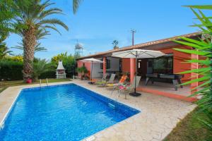 una villa con piscina y una casa en Villa Poppy by Villa Plus, en Polis Chrysochous