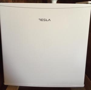 um frigorífico branco sentado em cima de uma mesa em Eco kutak em Mojkovac