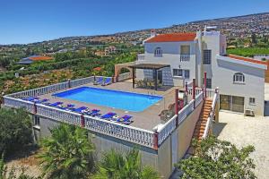 - une vue aérienne sur une maison avec une piscine dans l'établissement Villa Veronika by Villa Plus, à Peyia