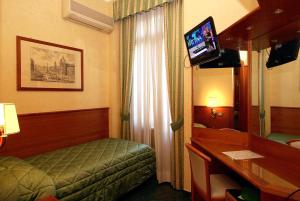Televízia a/alebo spoločenská miestnosť v ubytovaní Hotel Argentina