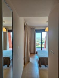 una camera d'albergo con due letti e uno specchio di Golf & Spa resort with new big luxery appartement a Lorca Altre 20 foto