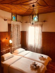 Кровать или кровати в номере 9mouses Chasiotis Guest House