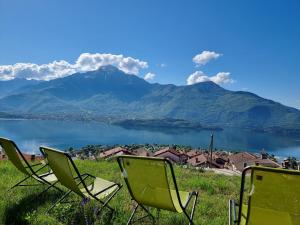 zwei Stühle im Gras mit Bergblick in der Unterkunft Casa Contadina in Vercana