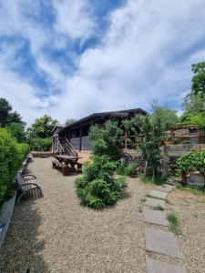 einen Garten mit Bänken und ein Gebäude in der Unterkunft Villa Gorna in Trecastagni