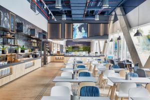 H2 Hotel Düsseldorf City tesisinde bir restoran veya yemek mekanı
