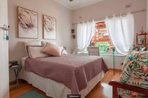 Ariel's Rest Self-catering - 4 Bedroom Luxury Home tesisinde bir odada yatak veya yataklar