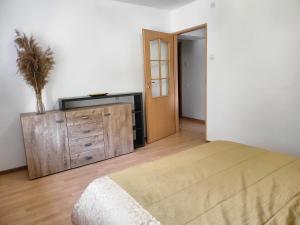 En eller flere senge i et værelse på Alka Lake Inn