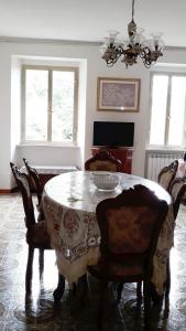 a dining room with a table and chairs at Location Serafina Pennapiedimonte in Pennapiedimonte