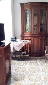 uma sala de estar com um armário de madeira e uma mesa em Location Serafina Pennapiedimonte em Pennapiedimonte
