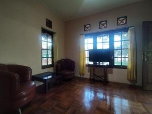 Area tempat duduk di Villa Batu Tua Puncak Mitra RedDoorz