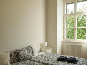 Cama o camas de una habitación en HorvathHouse Apartment Central location and beachfront