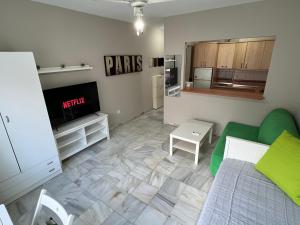 Kuchnia lub aneks kuchenny w obiekcie Genuar Apartments Malaga Center 2