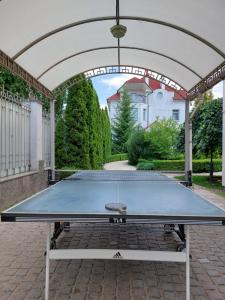 - une table de ping-pong dans un pavillon avec table dans l'établissement Bortnichi House, à Kiev