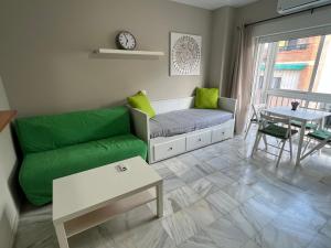 salon z zieloną kanapą i stołem w obiekcie Genuar Apartments Malaga Center 2 w Maladze