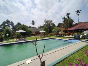 Foto da galeria de Villa Batu Tua Puncak Mitra RedDoorz em Bogor