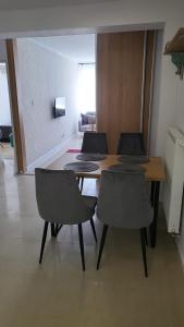 a room with a table and chairs in a room at Apartament Mochnackiego in Olsztyn