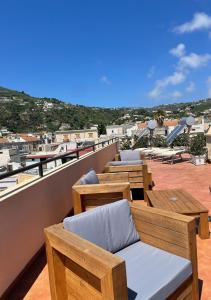 un patio con tavoli e sedie sul tetto di B&B Faraglione a Città di Lipari