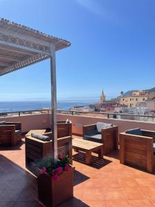 eine Terrasse mit einem Tisch und Meerblick in der Unterkunft B&B Faraglione in Lipari