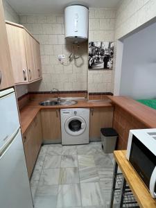 Kuchnia lub aneks kuchenny w obiekcie Genuar Apartments Malaga Center 2