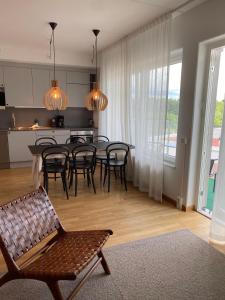 ein Esszimmer und eine Küche mit einem Tisch und Stühlen in der Unterkunft Luxury Business Apartments 2 rooms #2 1-4 people in Sundbyberg