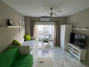 salon z zieloną kanapą i stołem w obiekcie Genuar Apartments Malaga Center 2 w Maladze