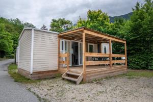 una casetta con portico e porta di Les Mobil-homes By Le Marintan a Saint-Michel-de-Maurienne Altre 21 foto