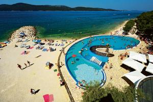 Bazén v ubytování Amadria Park Apartments Šibenik nebo v jeho okolí