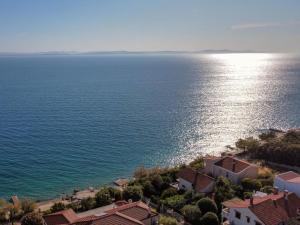 einem Luftblick auf das Meer mit Häusern und Eigentumswohnungen in der Unterkunft Zadar Premium Apartments in Kožino